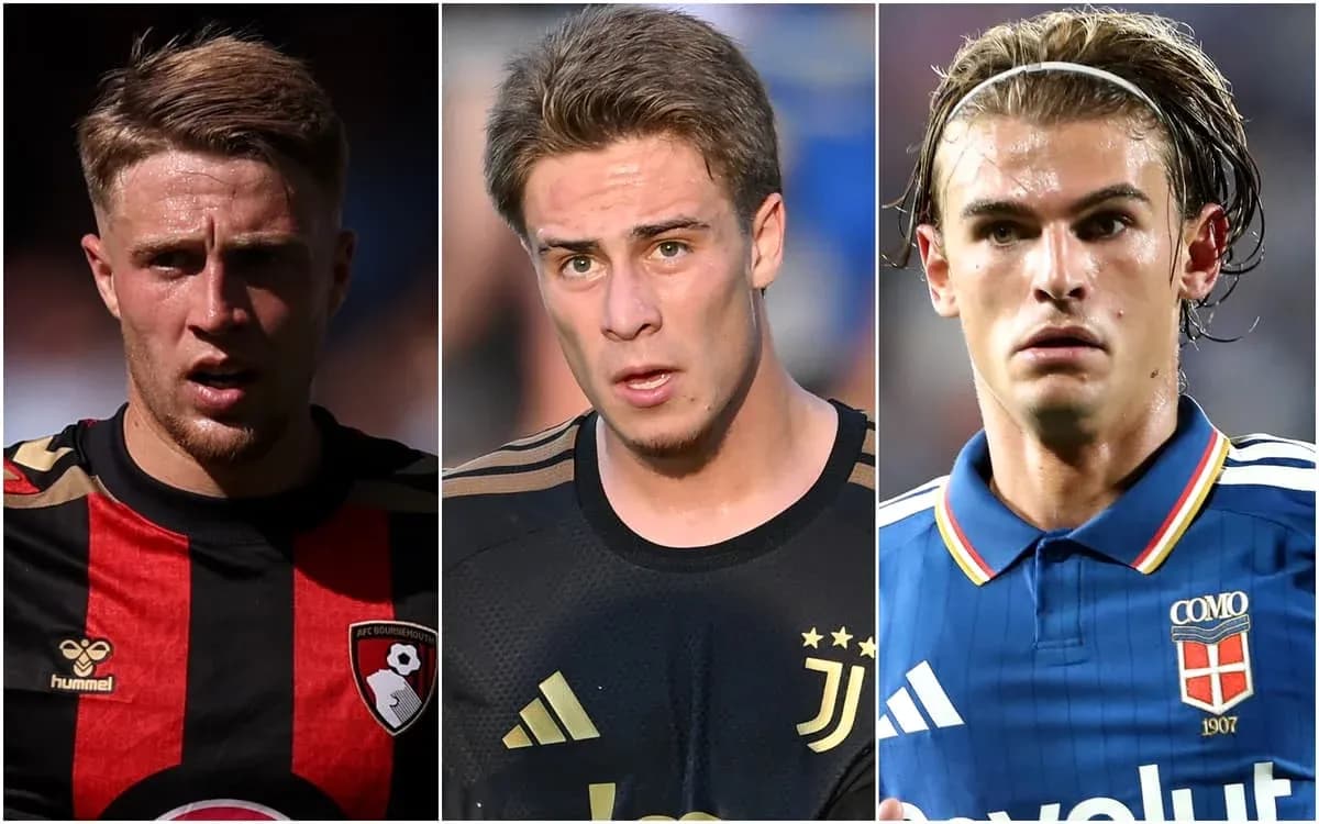 Tres jugadores de fútbol en diferentes camisetas de equipos