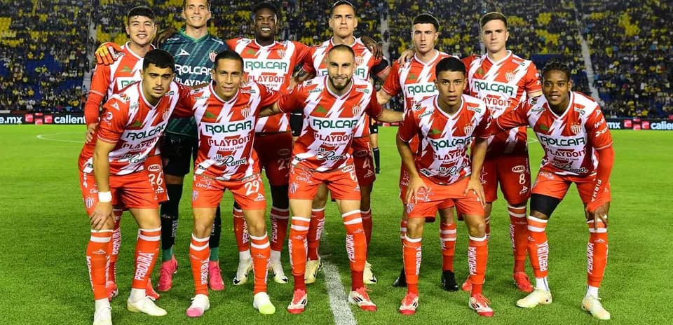 Equipo de Necaxa posando para la foto oficial