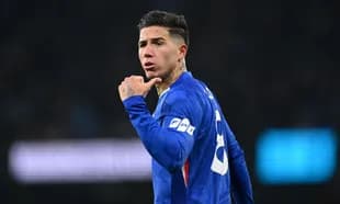 Jugador señalando con la mano durante el partido