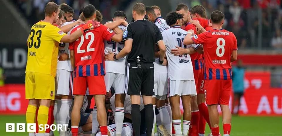 Jugadores rodeando a un compañero en el suelo