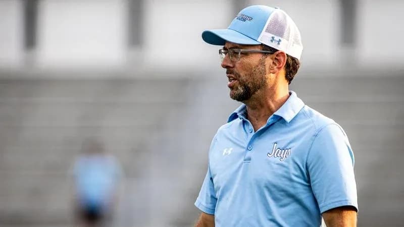 Entrenador hablando durante una sesión de entrenamiento