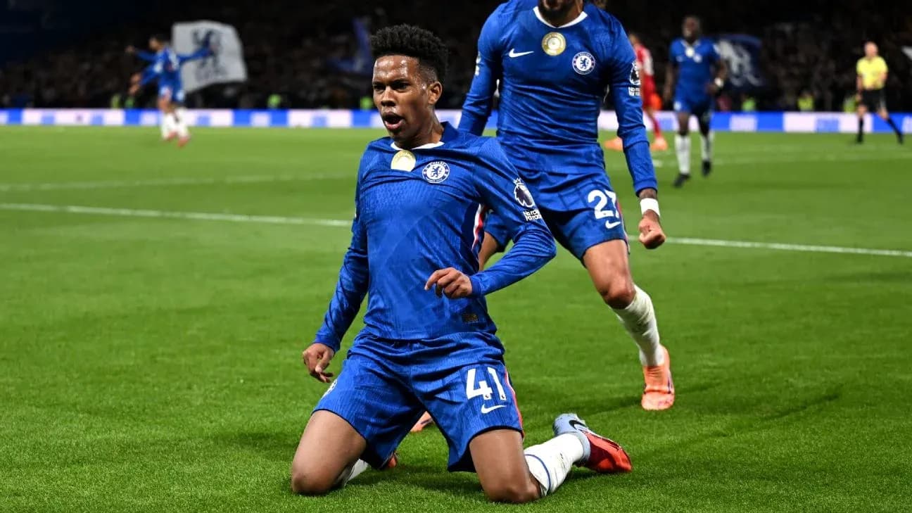 Jugador de Chelsea celebra un gol en partido