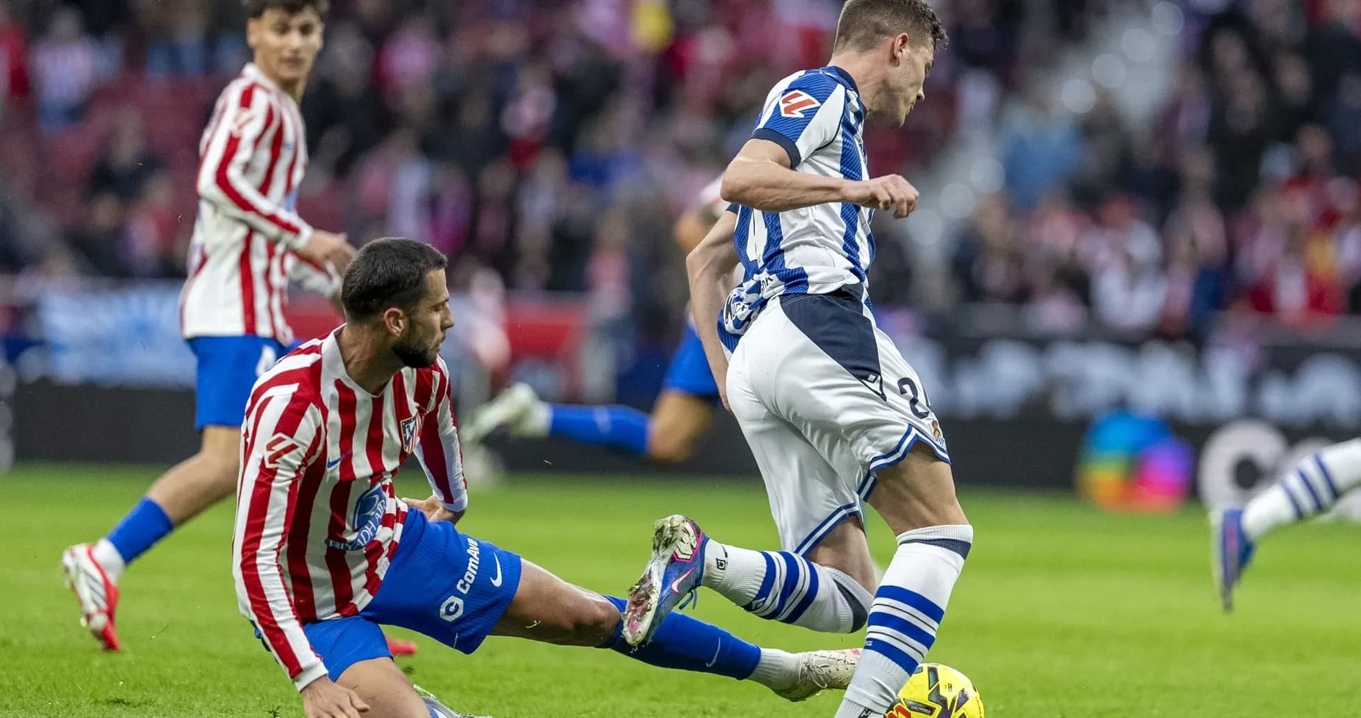 Jugadores compitiendo en Real Sociedad vs Atlético Madrid