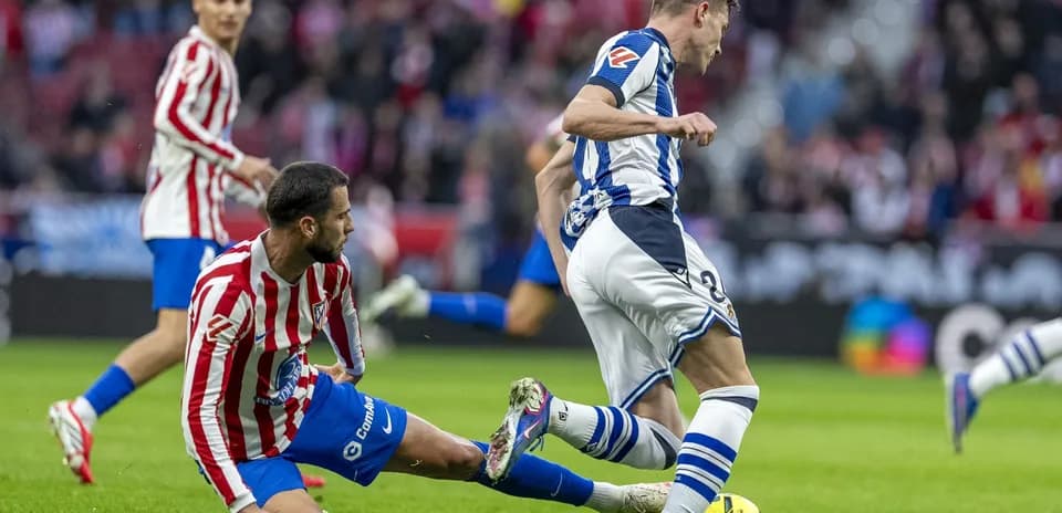 Jugadores compitiendo en Real Sociedad vs Atlético Madrid