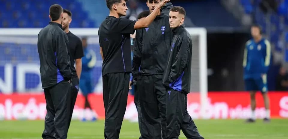 Jugadores conversando en el campo de entrenamiento