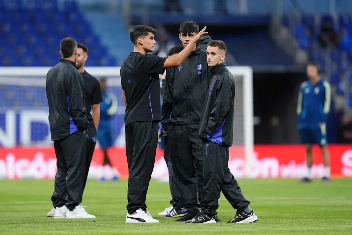 Jugadores conversando en el campo de entrenamiento