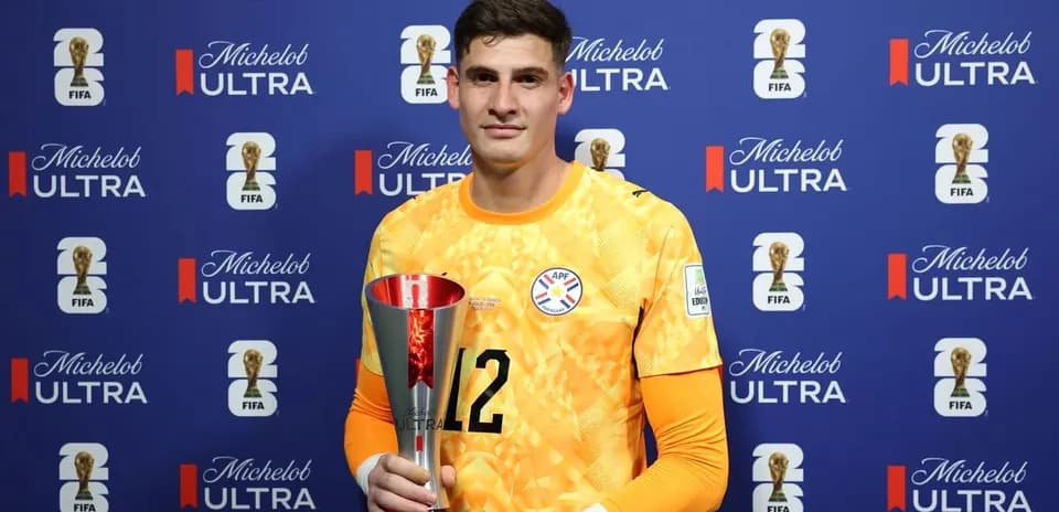 Portero sosteniendo un trofeo en ceremonia post-partido