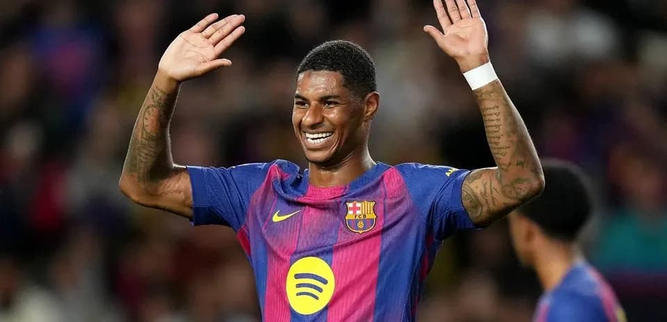Jugador del Barcelona saludando a la afición
