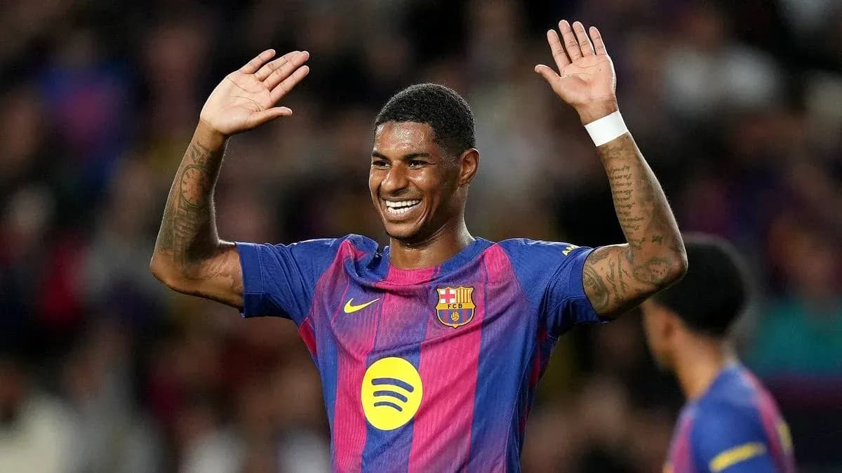 Jugador del Barcelona saludando a la afición