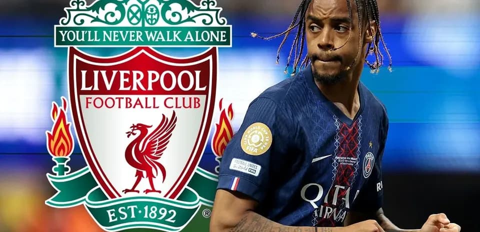 Jugador de PSG corriendo con logo de Liverpool de fondo