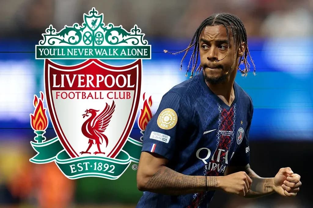 Jugador de PSG corriendo con logo de Liverpool de fondo