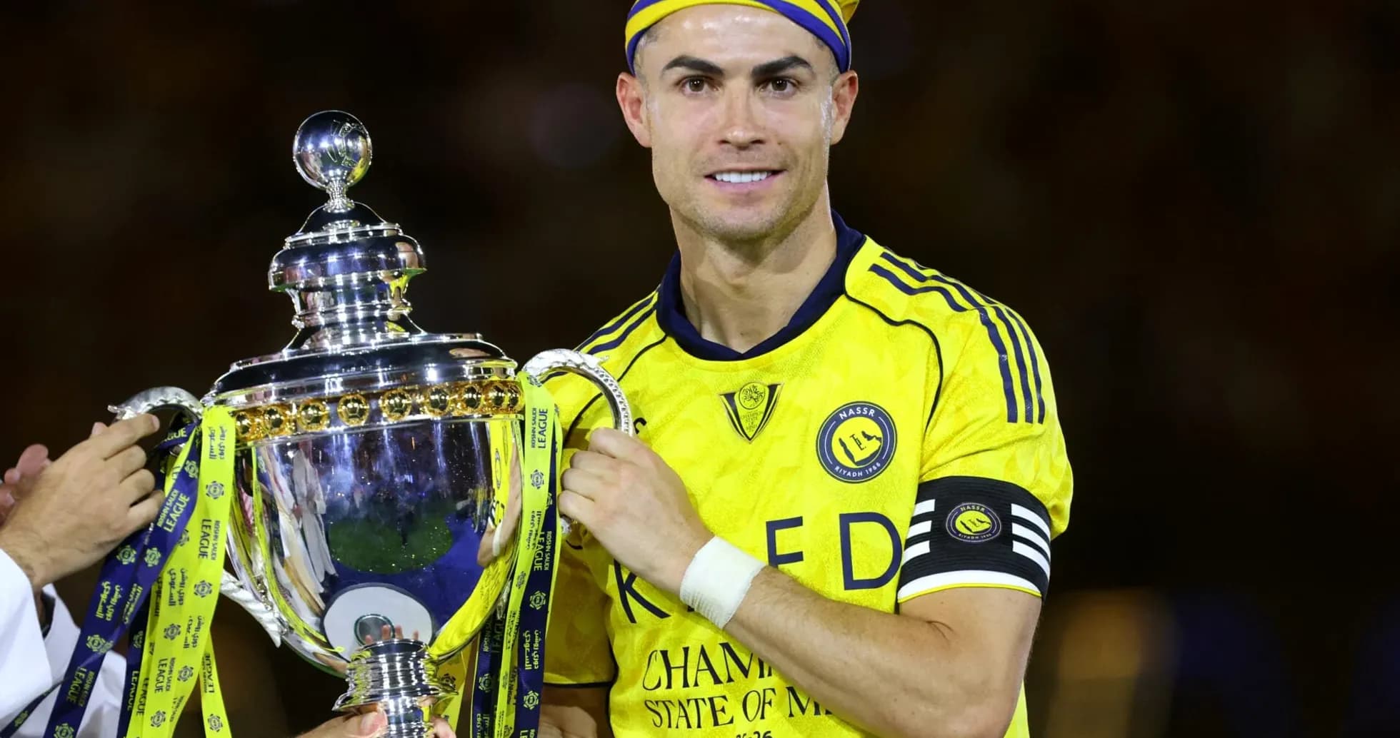 Jugador sosteniendo trofeo en celebración