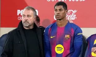 Entrenador y jugador del FC Barcelona en el banquillo