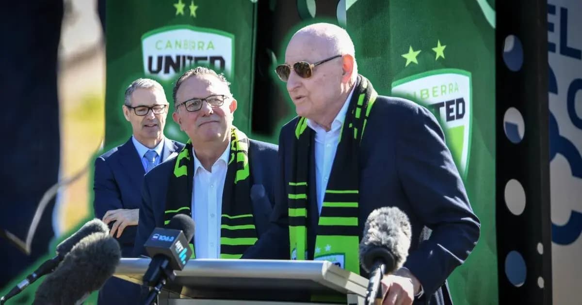 Presentadores en conferencia de prensa de Canberra United