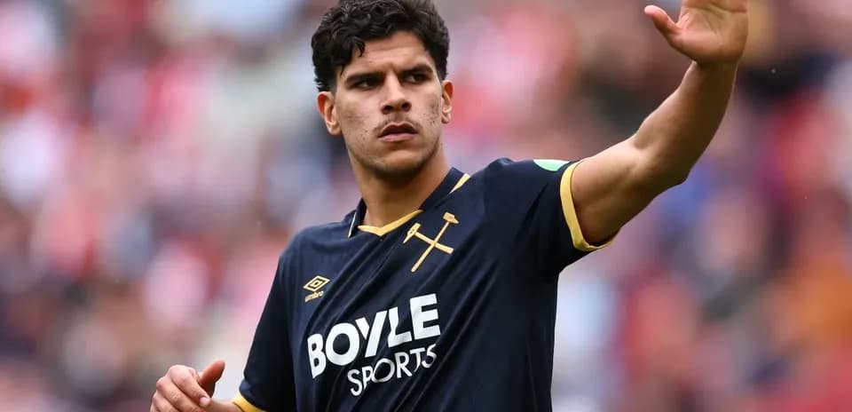 Jugador saludando desde el campo de fútbol