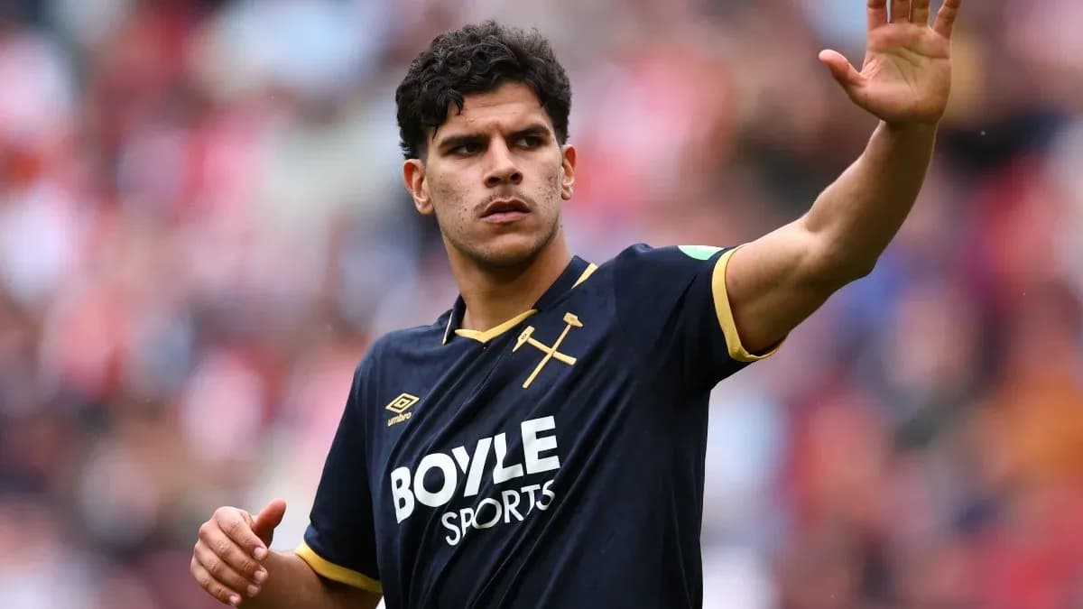 Jugador saludando desde el campo de fútbol