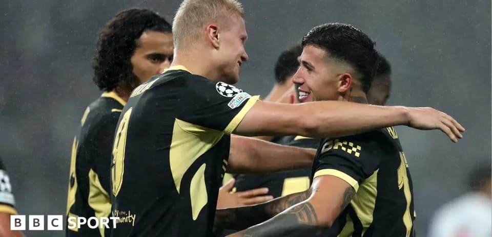 Jugadores celebrando un gol en un partido de fútbol