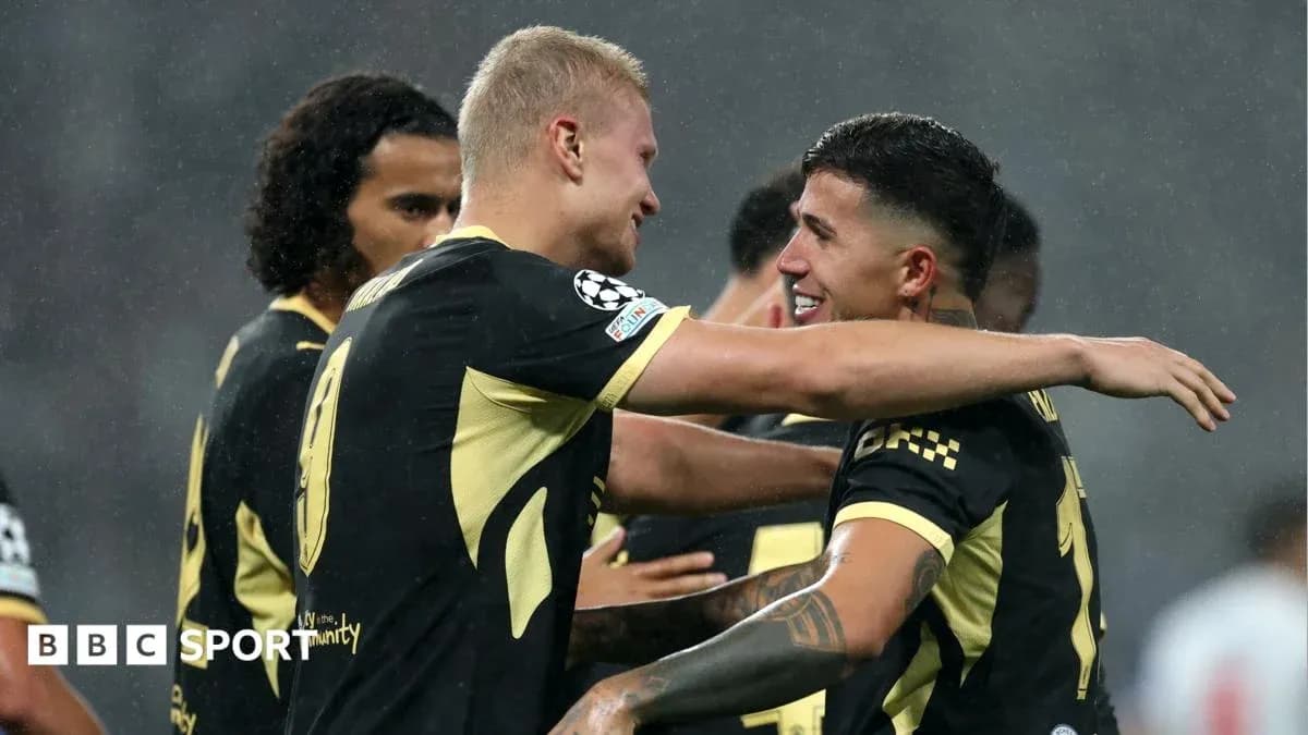 Jugadores celebrando un gol en un partido de fútbol