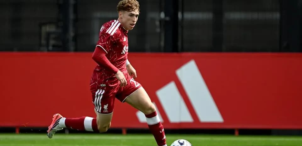 Jugador de Liverpool corriendo tras el balón en el campo