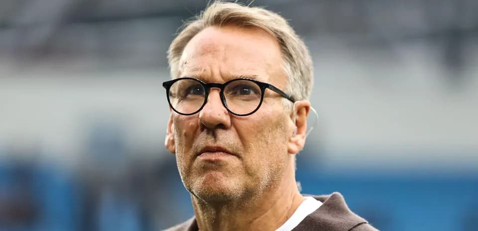 Hombre con gafas observando en el estadio