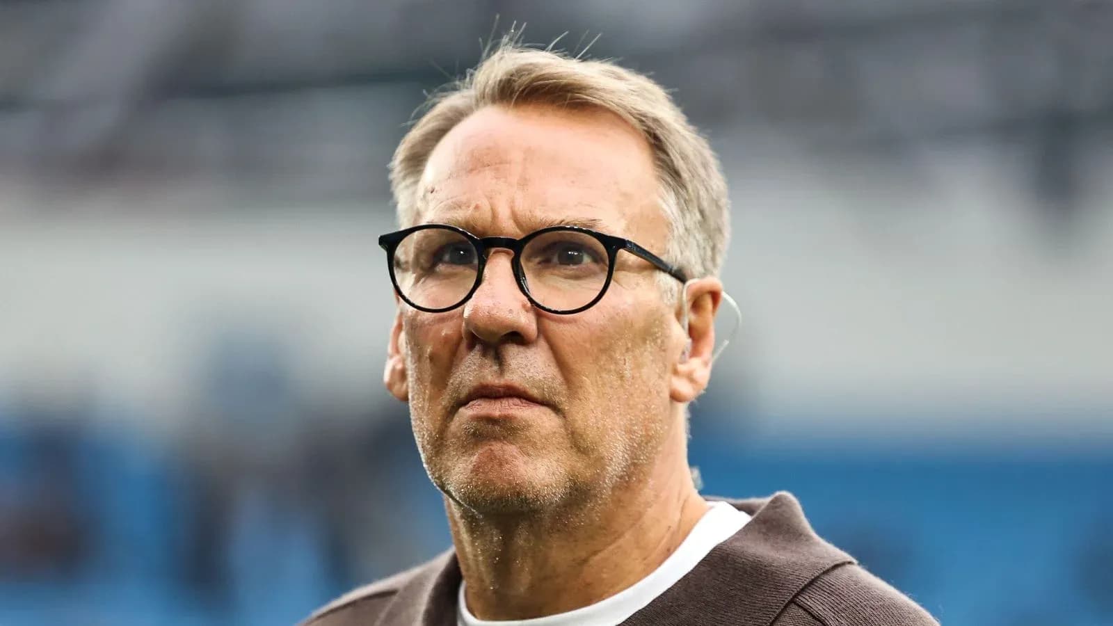 Hombre con gafas observando en el estadio