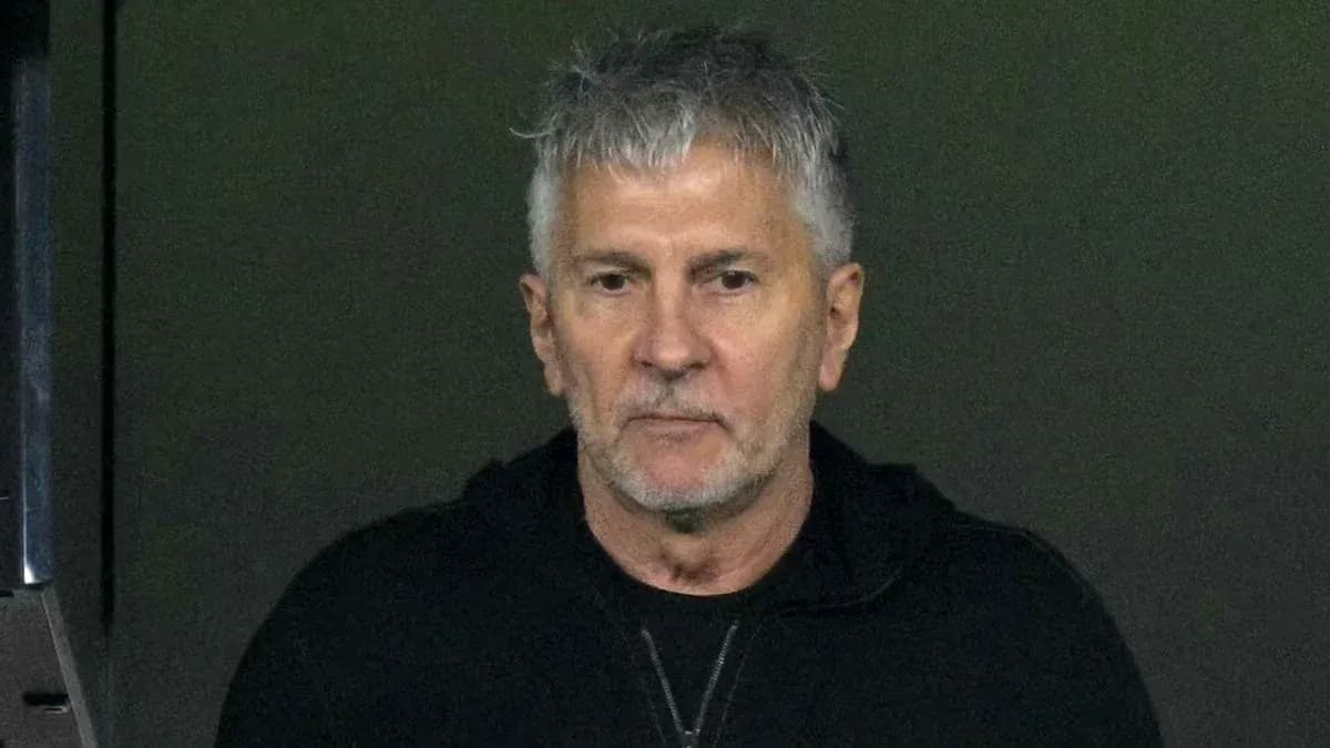Hombre con cabello gris en un fondo oscuro
