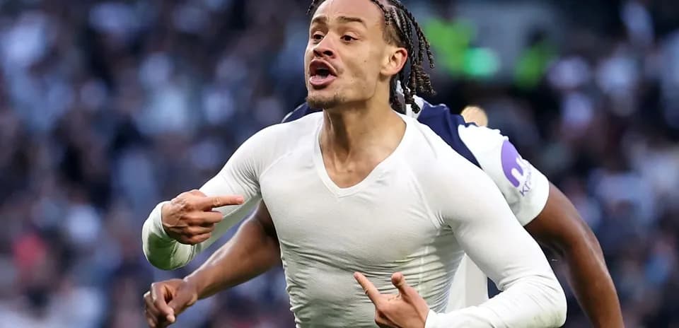 Jugador celebrando un gol en el campo de fútbol
