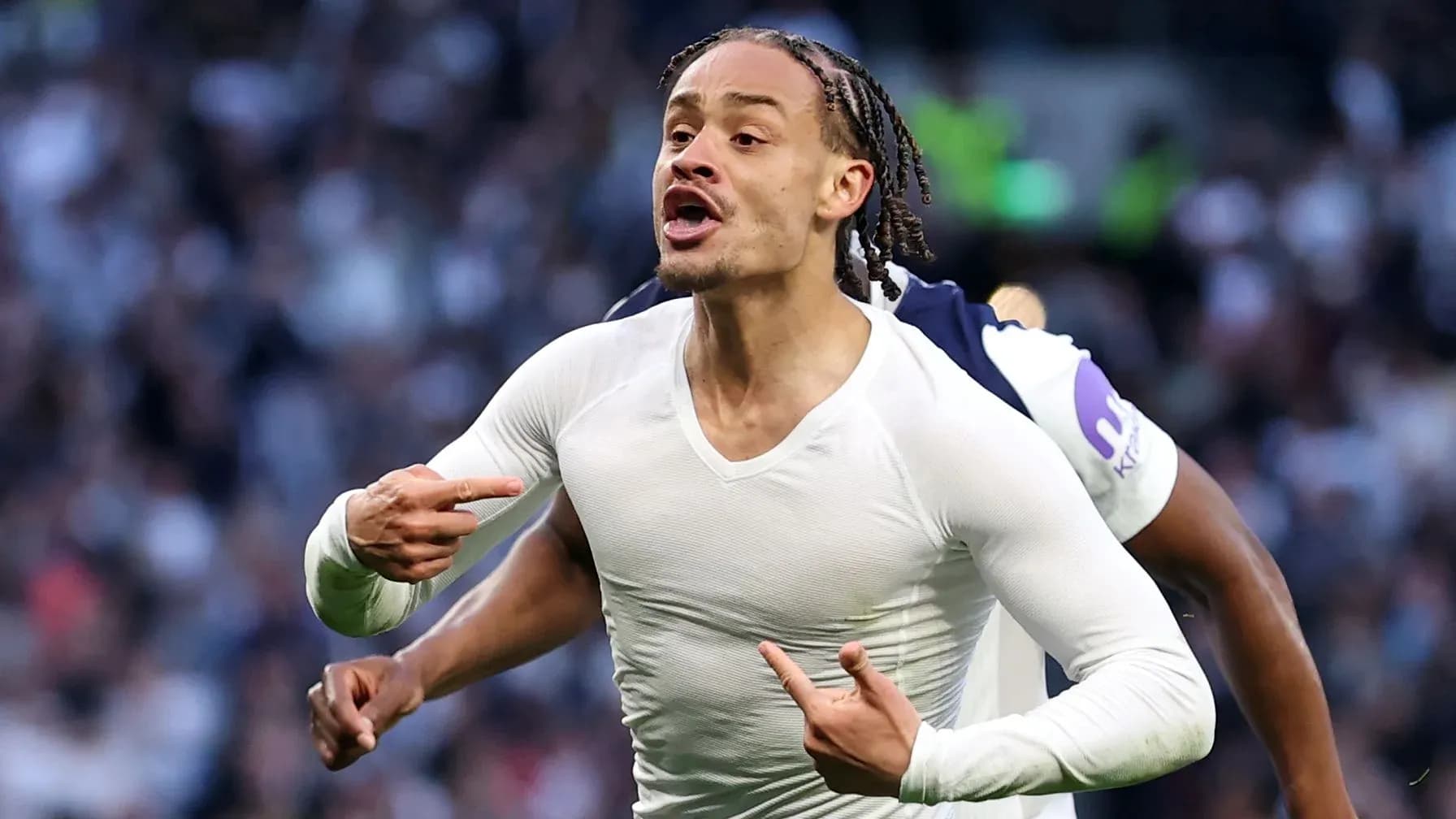 Jugador celebrando un gol en el campo de fútbol