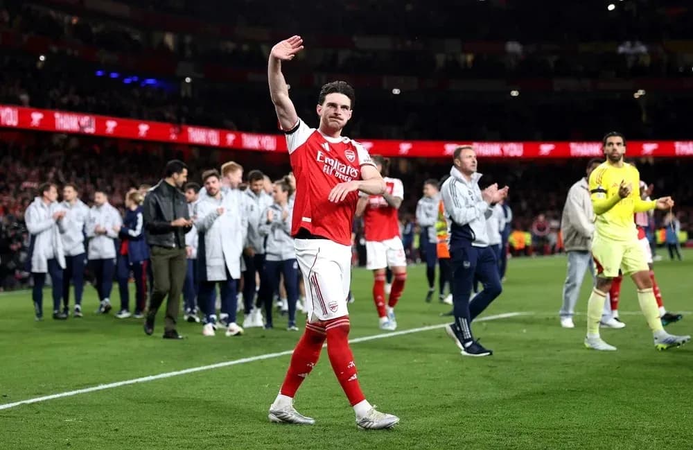 Jugador de Arsenal saludando a la afición tras el partido