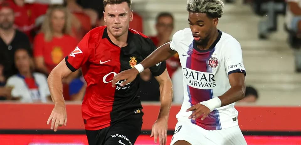 Jugadores de Mallorca y PSG compitiendo por el balón