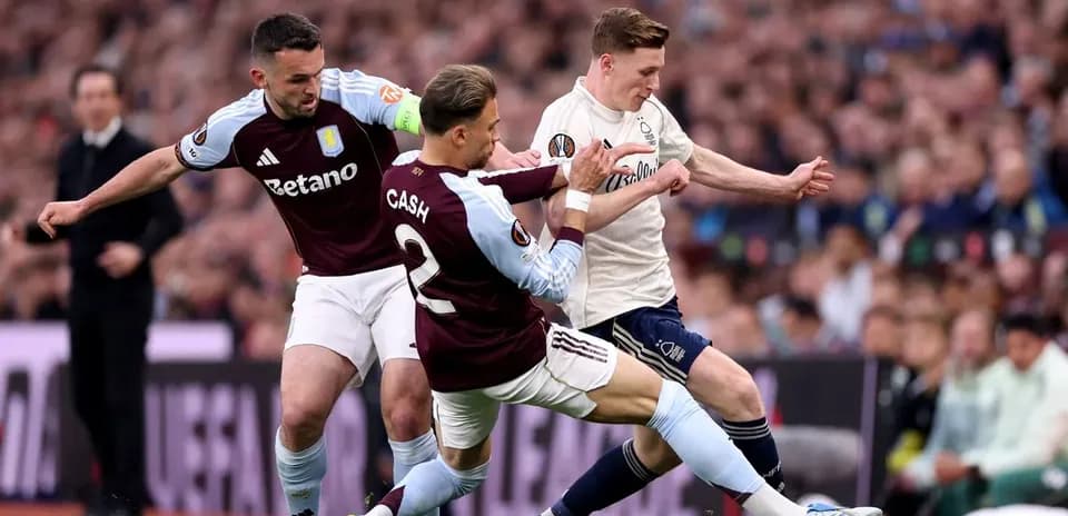 Jugadores de Aston Villa en acción durante el partido