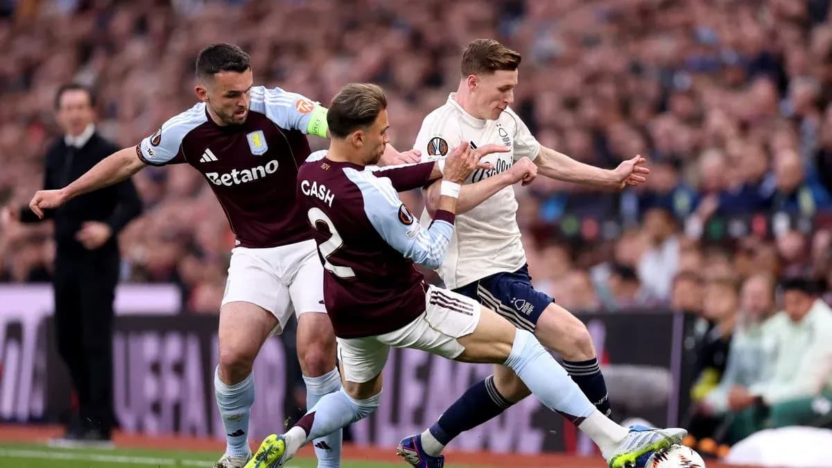 Jugadores de Aston Villa en acción durante el partido