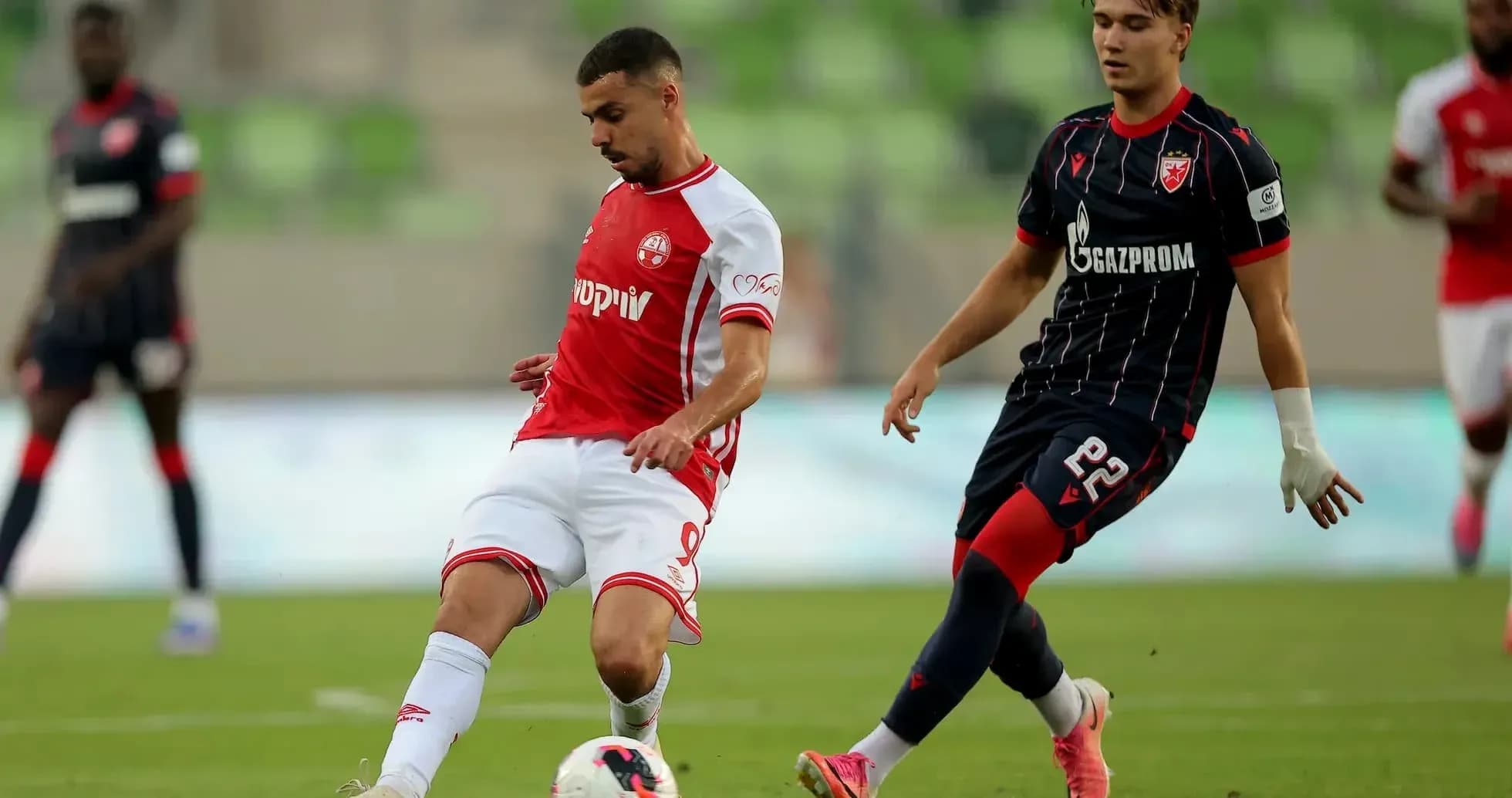 Jugador de FK Crvena Zvezda en acción