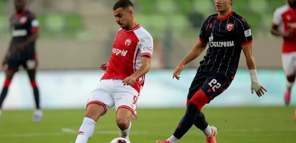 Jugador de FK Crvena Zvezda en acción