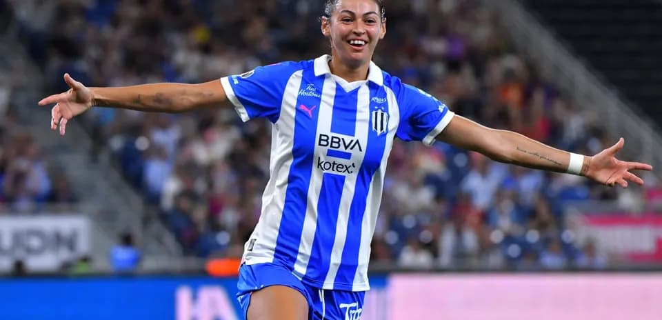 Jugadora celebrando un gol con el equipo Monterrey