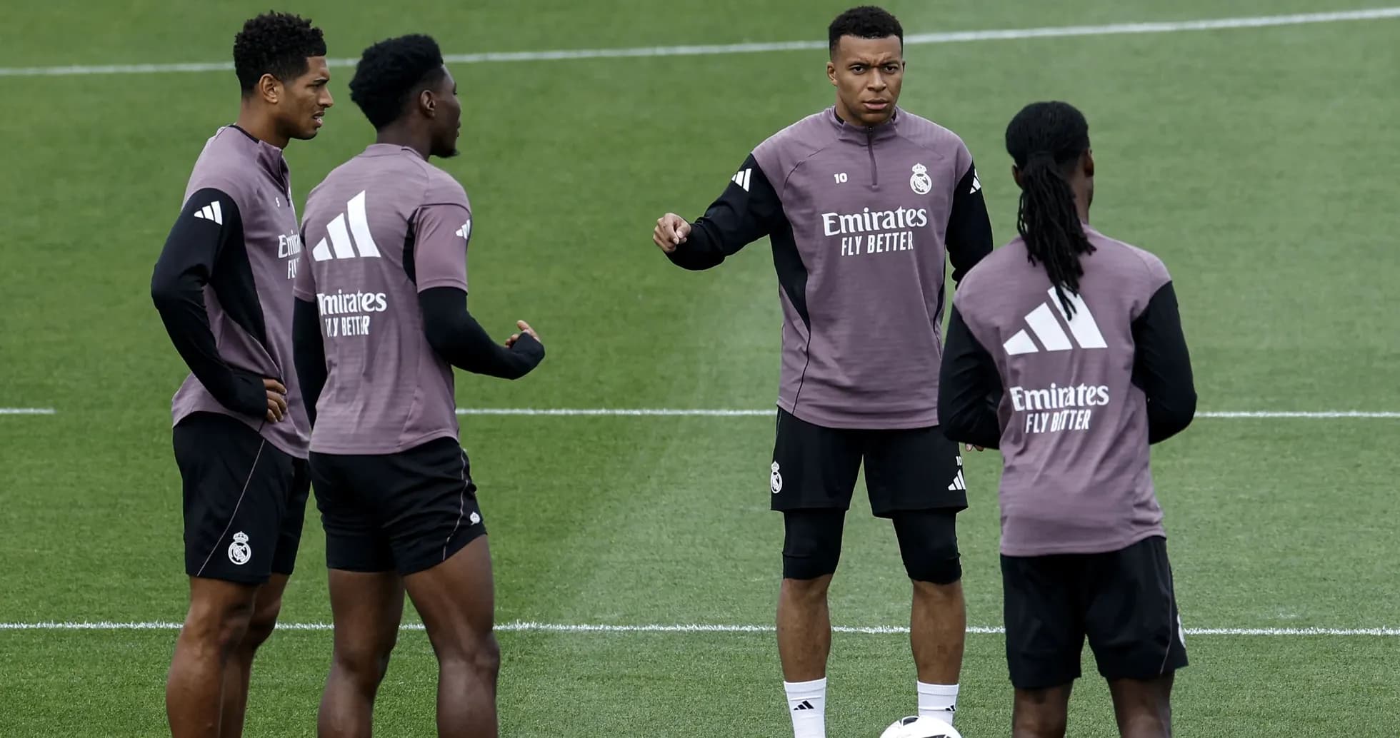 Jugadores de Real Madrid conversando durante entrenamiento