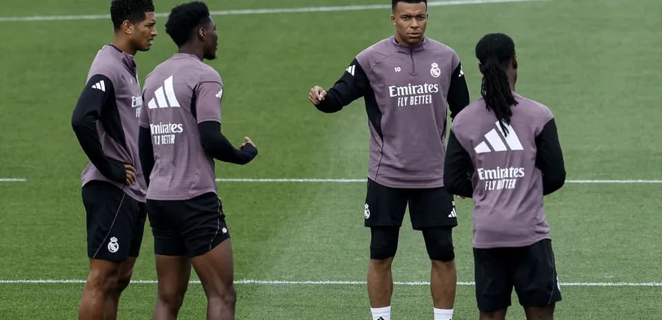 Jugadores de Real Madrid conversando durante entrenamiento