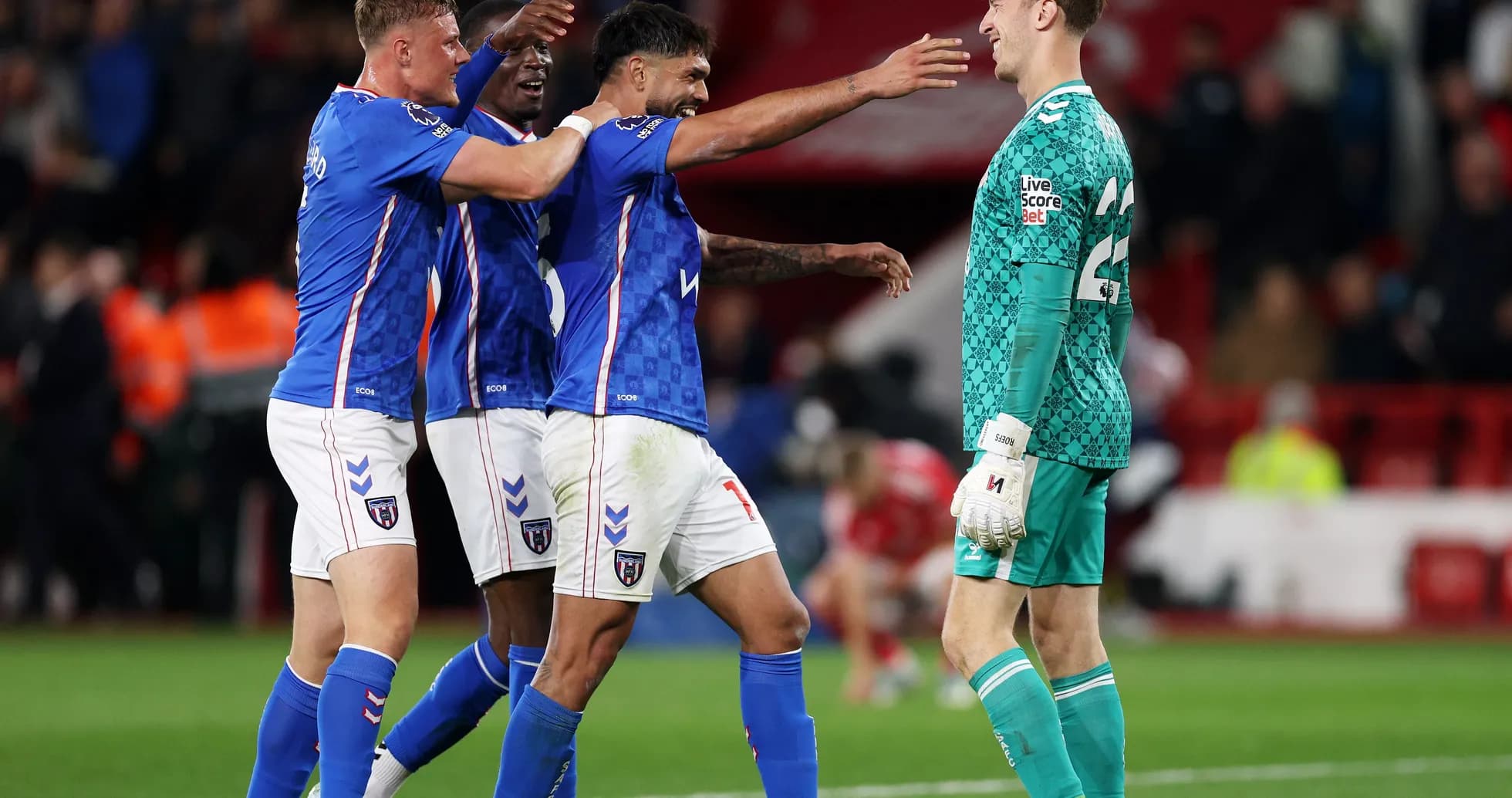 Jugadores celebrando un gol en el partido