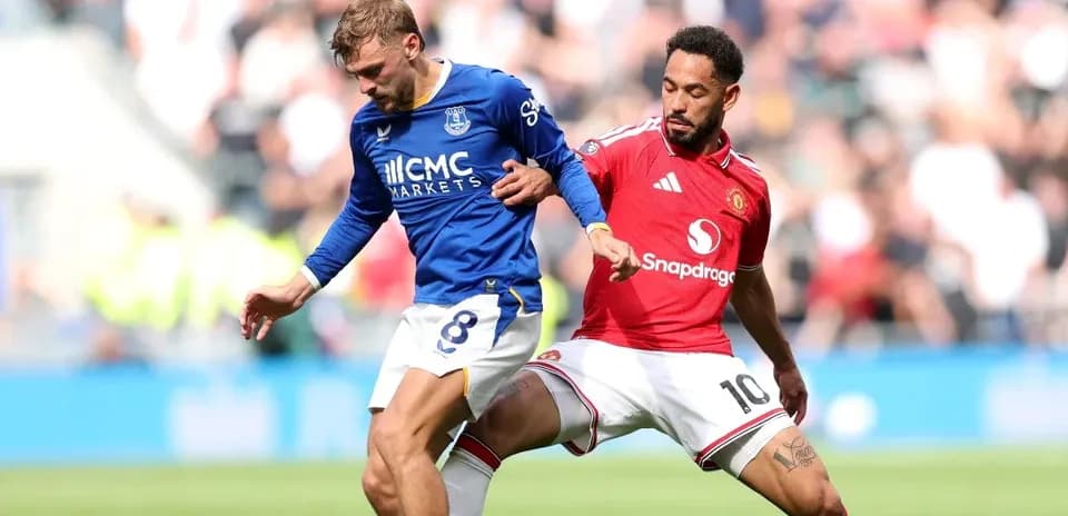 Jugadores de Everton y Manchester United luchando por el balón