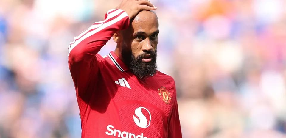 Jugador de Manchester United con camiseta roja, preocupado