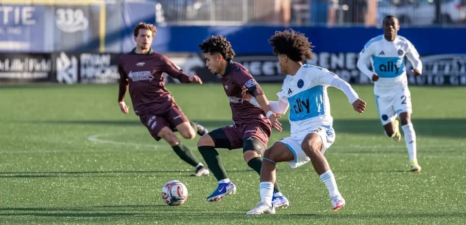 Jugadores compitiendo por el balón en el partido