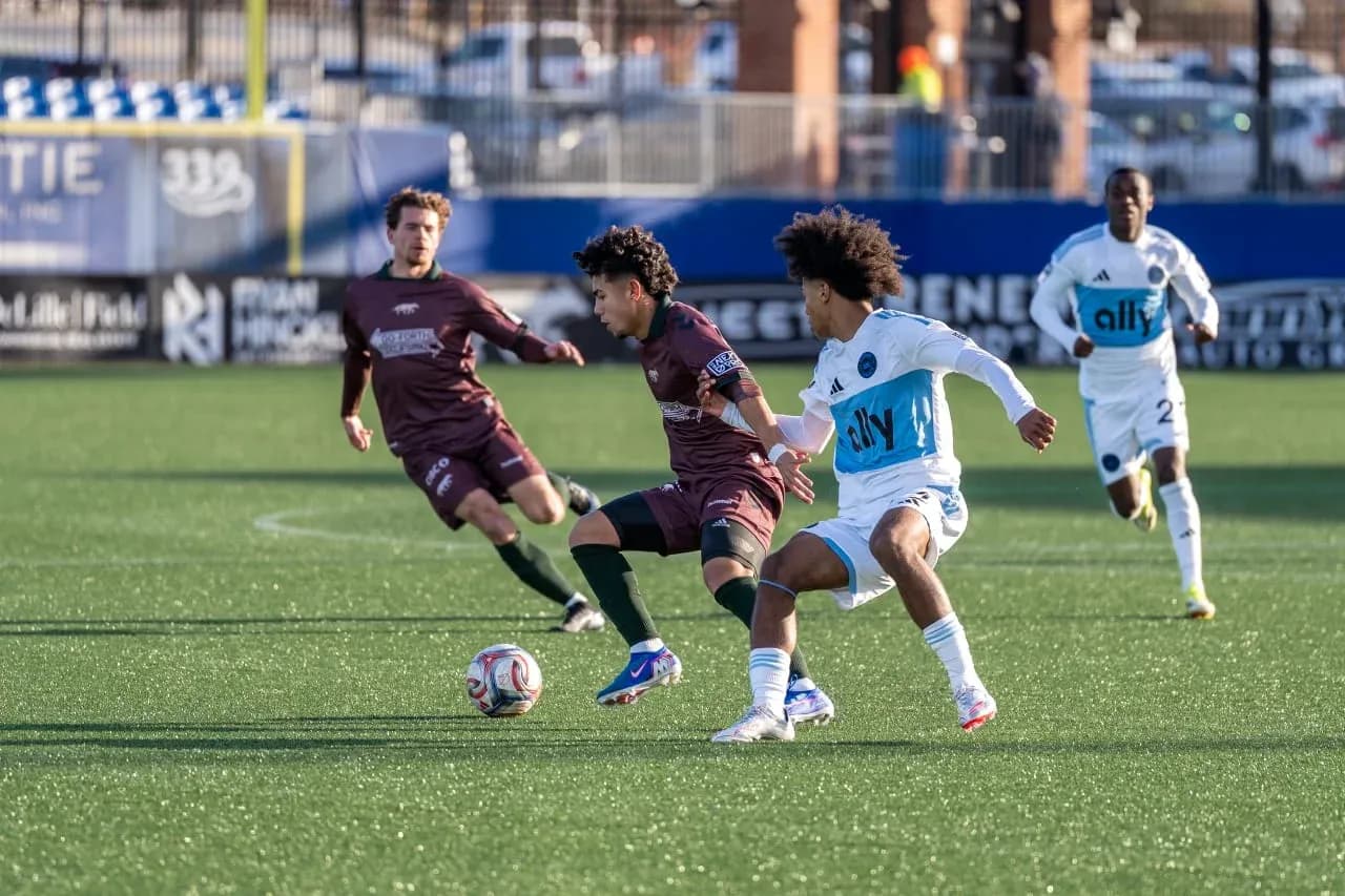 Jugadores compitiendo por el balón en el partido