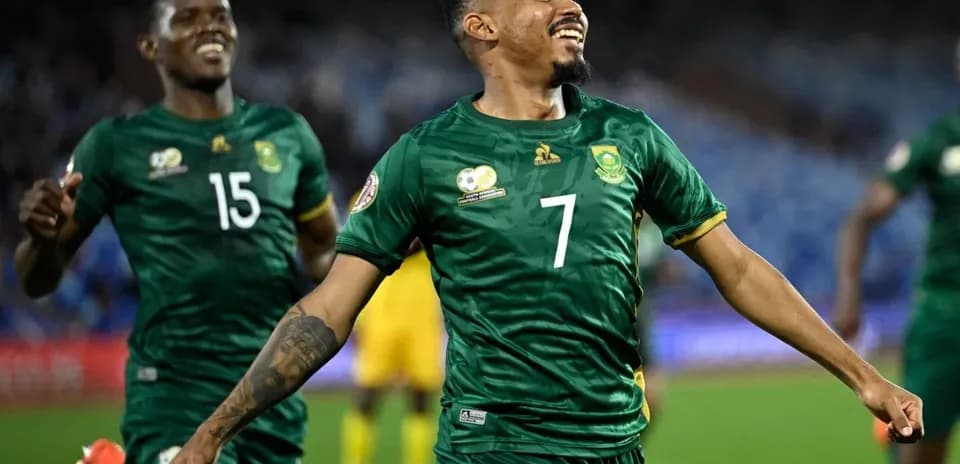 Jugadores de Sudáfrica celebrando un gol en el partido