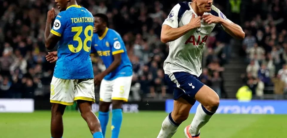 Jugador de Tottenham celebra un gol