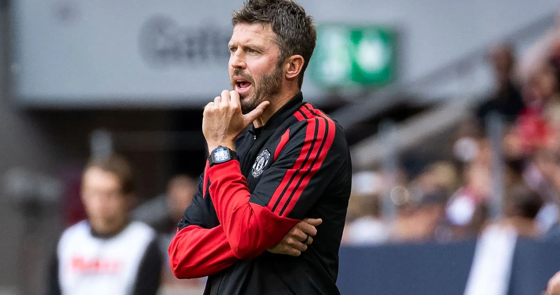 Entrenador de Manchester United dirigiendo desde la banda