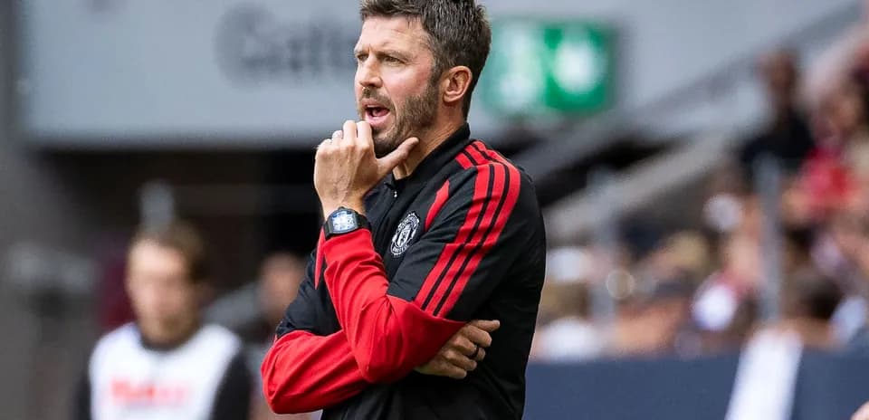 Entrenador de Manchester United dirigiendo desde la banda