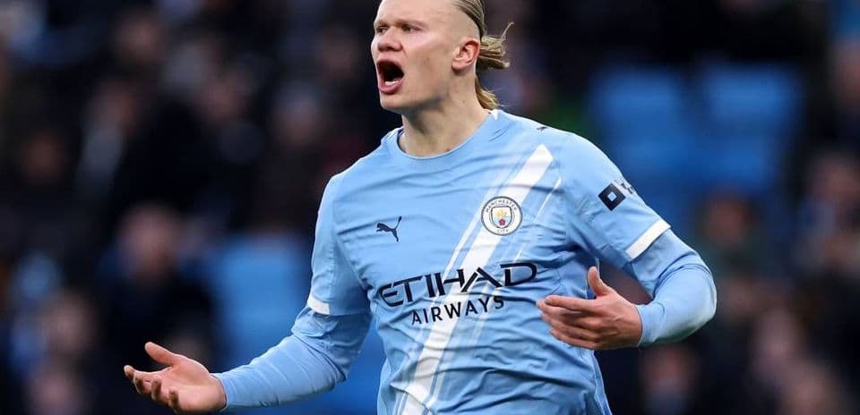 Jugador de Manchester City protestando durante el partido