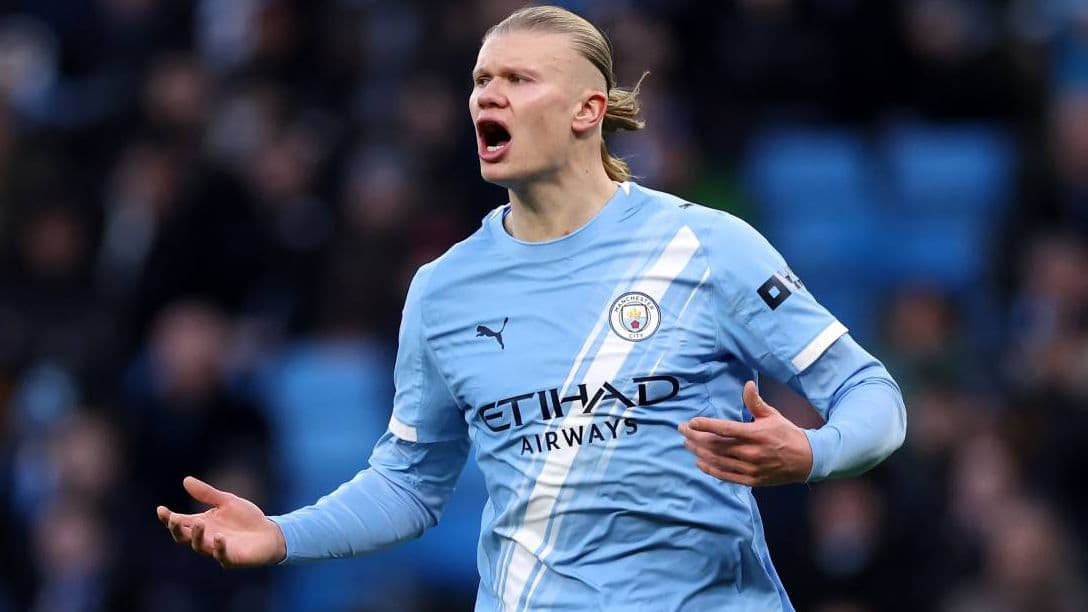 Jugador de Manchester City protestando durante el partido
