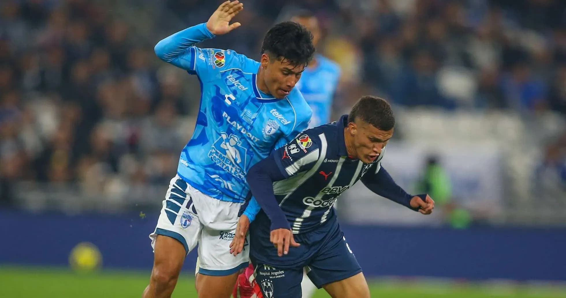 Jugadores de Monterrey y Pachuca en acción