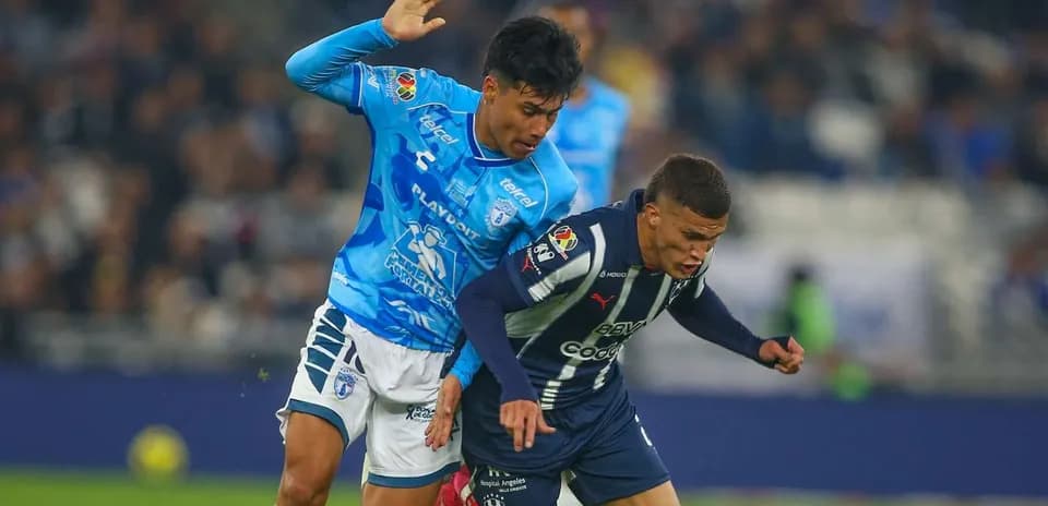 Jugadores de Monterrey y Pachuca en acción